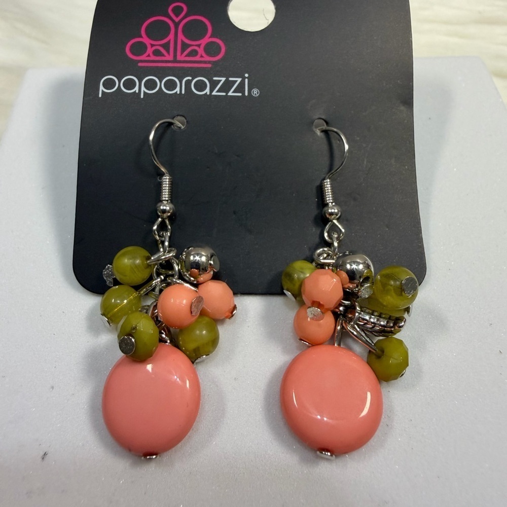 🩷5/$10 Paparazzi Peach & Green Dangle Earrings - Picture 2 of 3